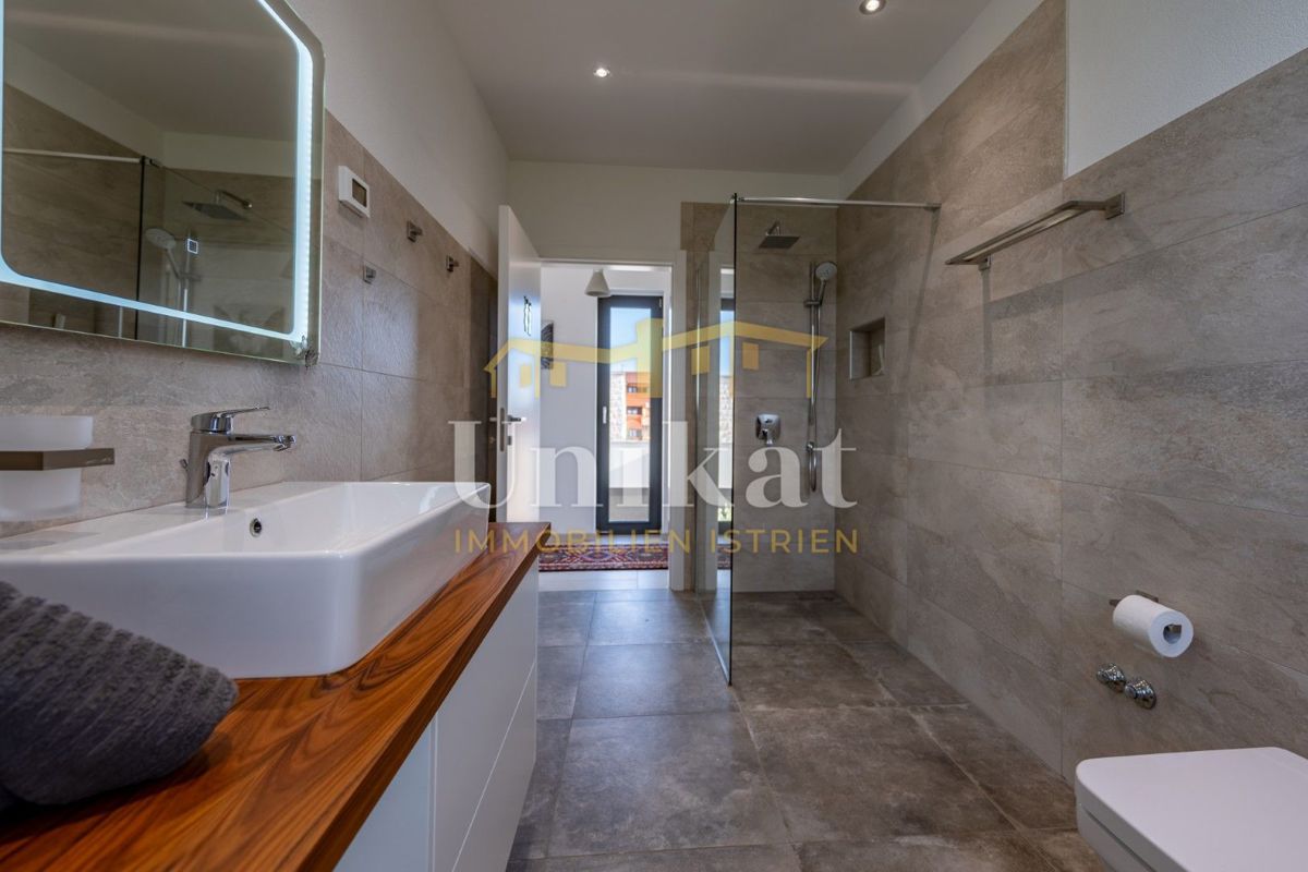 Luksuzna hiša z garažo v kleti - 3 km do morja